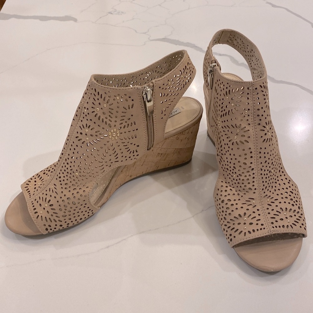 Alex Marie Cork heel, peep-toe comfortable neutral wedges with gold hints size 9